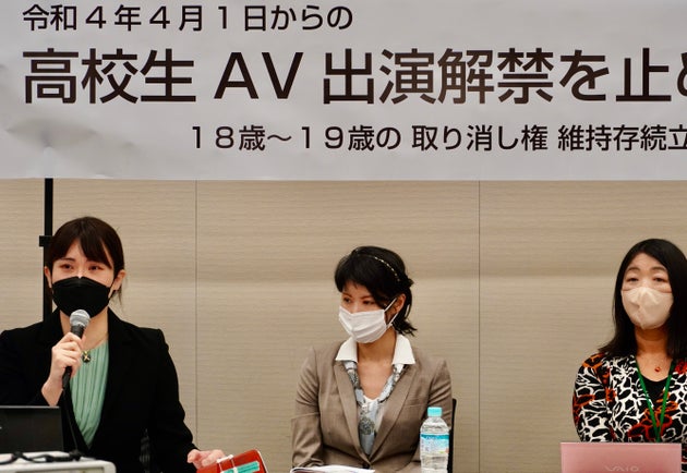 院内集会を開く(左から)金尻カズナさん、くるみんアロマさん、伊藤和子さん