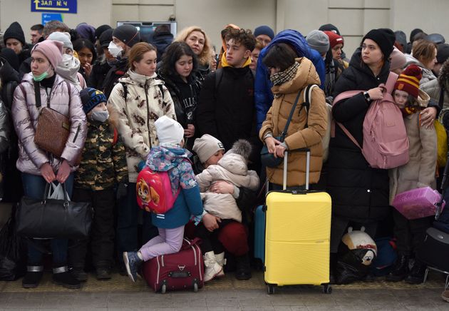 ポーランド行きの列車を待つウクライナの人たち＝2022年2月26日、ウクライナ・リビウ