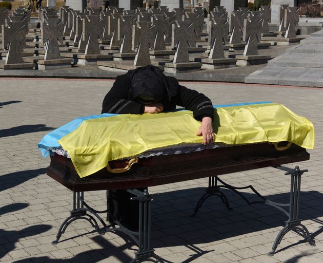 犠牲になった兵士を悼む母親＝2022年3月17日、ウクライナ・リビウ