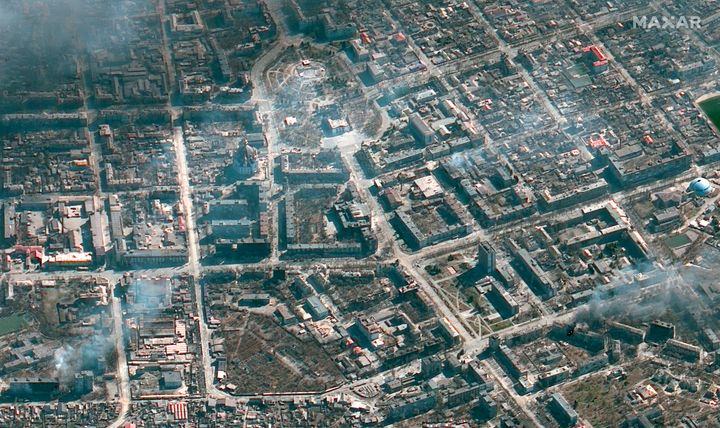 Δορυφορικές φωτογραφίες που τραβήχτηκαν χθες το πρωί από την αμερικανική εταιρεία Maxar, δείχνουν την καταστροφή σε συνοικίες της πόλης, σε πολιτικές υποδομές, σε εργοστάσια.