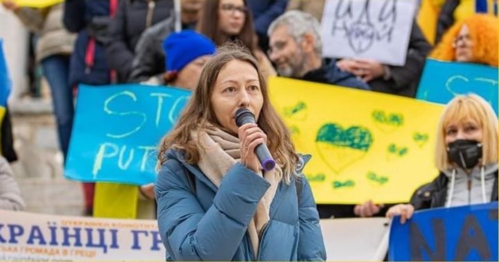 Η Ναταλία Ντοβγοπόλ μιλώντας κατά της ρωσικής εισβολής στην Ουκρανία σε συλλαλητήριο στο Σύνταγμα
