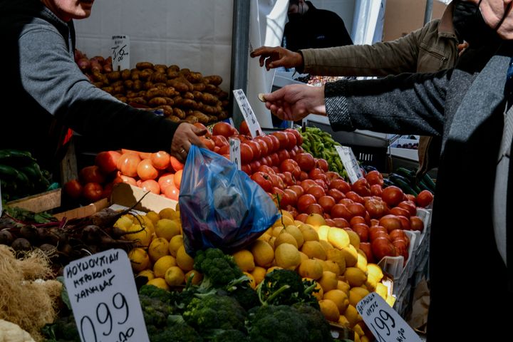 Στιγμιότυπα από την Κεντρική αγορά της Αθήνας την Βαρβάκειο, που θα παραμείνει ανοιχτή και την Κ.Δευτέρα για τα ψώνια της Σαρακοστής, Παρασκευή 4 Μαρτίου 2022 (ΤΑΤΙΑΝΑ ΜΠΟΛΑΡΗ/EUROKINISSI)