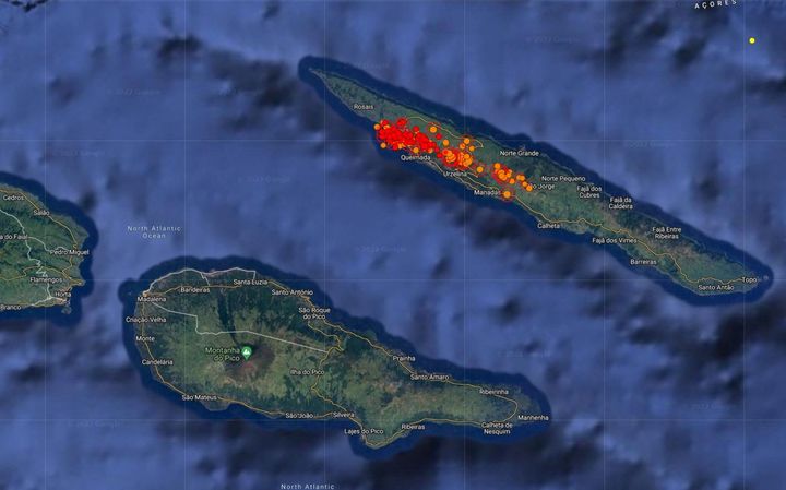 Ο δορυφορικός χάρτης δείχνει τη σεισμική δραστηριότητα στο νησί Σάο Χόρχε μετά από περίπου 1.100 μικρούς σεισμούς που έπληξαν ένα από τα ηφαιστειακά νησιά του μέσου Ατλαντικού της Πορτογαλίας σε λιγότερο από 48 ώρες στις Αζόρες της Πορτογαλίας.