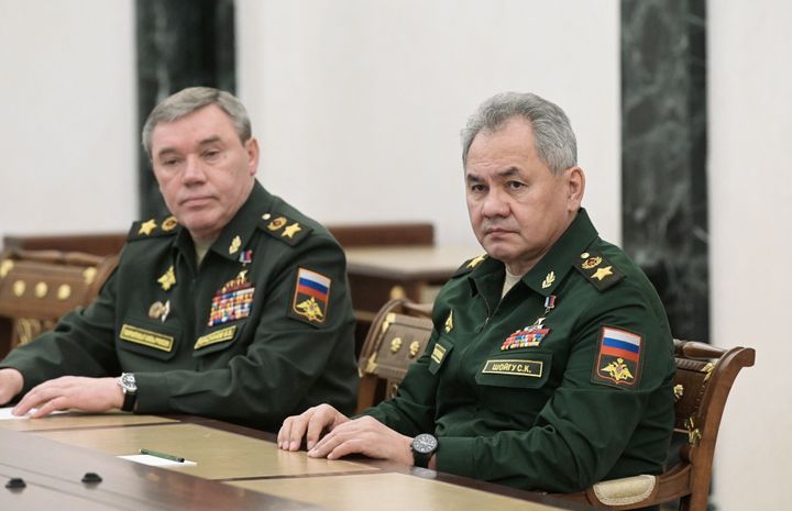 O Σεργκέι Σόιγκου (δεξιά) και ο Βαλέρι Γκερασίμοφ, αρχηγός του γενικού επιτελείου της Ρωσίας. 
