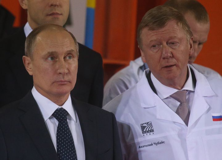 Russian President Vladimir Putin is seen with Anatoly Chubais in 2016.