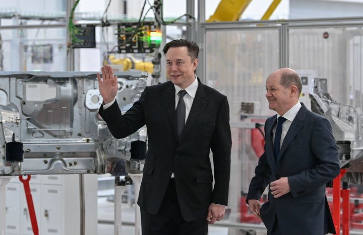 Ο Γερμανός Καγκελάριος Όλαφ Σολτς και ο Έλον Μασκ στην τελετή εγκαινίων του νέου "Tesla Gigafactory" για παραγωγή ηλεκτρικών αυτοκινήτων στο Gruenheide της Γερμανίας. 22 Μαρτίου 2022. Patrick Pleul/Pool via REUTERS
