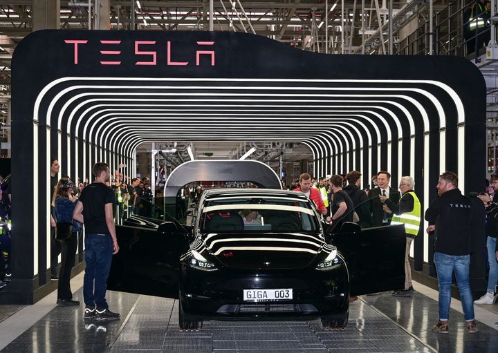 Ο Έλον Μασκ παραδίδει ένα Tesla Model Y σε πελάτη - αγοραστή κατά την τελετή εγκαινίων του νέο Tesla Gigafactory στο Gruenheide της Γερμανίας. 22 Μαρτίου 2022. Patrick Pleul/Pool via REUTERS