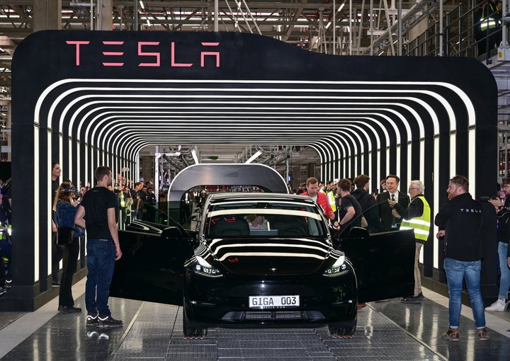 Ο Έλον Μασκ παραδίδει ένα Tesla Model Y σε πελάτη - αγοραστή κατά την τελετή εγκαινίων του νέο Tesla Gigafactory στο Gruenheide της Γερμανίας. 22 Μαρτίου 2022. Patrick Pleul/Pool via REUTERS