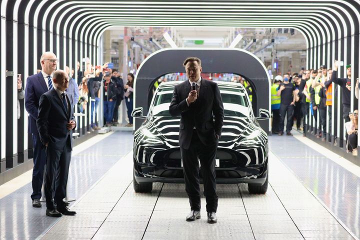 Ο Γερμανός Καγκελάριος Όλαφ Σολτς με τον πρωθυπουργό του κρατιδίου του Βραδεμβούργου Ντίτμαρ Βόιτκε και με τον διευθύνοντα σύμβουλο της Tesla Έλον Μασκ κατά την επίσημη τελετή εγκαινίων στο νέο Gigafactory στην Γερμανία. 22 Μαρτίου 2022. (Photo by Christian Marquardt - Pool/Getty Images)