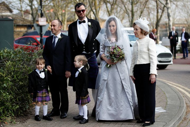 Η Στέλλα Μόρις, σύντροφος του ιδρυτή των WikiLeaks Τζούλιαν Ασάνζ, φτάνει με τους γιους τους Μαξ, 3 ετών και Γκάμπριελ, 4, στη φυλακή HMP Belmarsh πριν από το γάμο της με τον Ασάνζ, στο Λονδίνο, Βρετανία, 23 Μαρτίου 2022.
