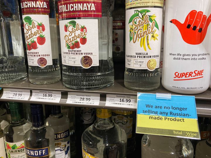 Κατάστημα στο Ορλάντο, γράφει σε ταμπέλα κάτω από βότκα «Δεν πουλάμε πλέον προϊόντα που παράγονται στην Ρωσία».