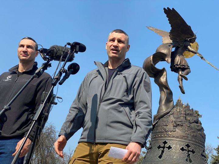 Ο δήμαρχος Κιέβου και πρώην πρωταθλητής πυγμαχίας βαρέων βαρών Βιτάλι Kλίτσκο και ο αδερφός του Βλάντιμιρ δίνουν συνέντευξη Τύπου, καθώς η εισβολή της Ρωσίας στην Ουκρανία συνεχίζεται, στο Κίεβο της Ουκρανίας, 23 Μαρτίου 2022. REUTERS/Sergiy Karazy