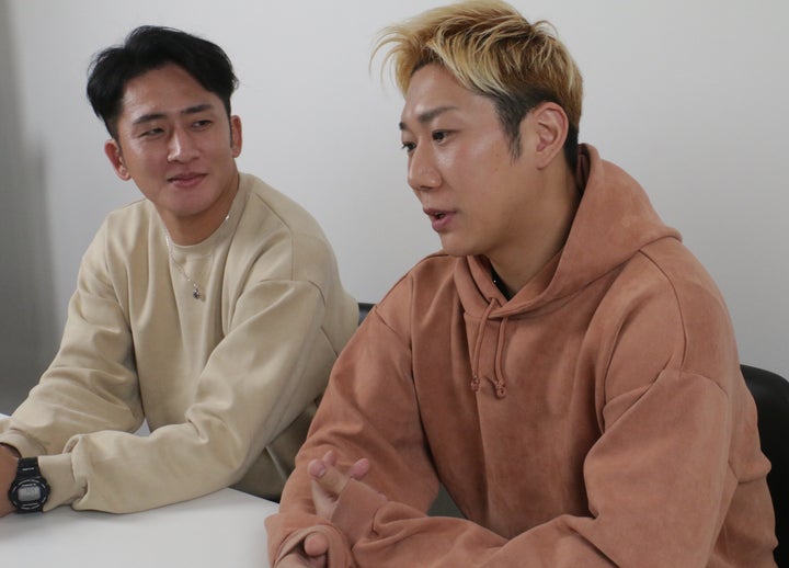 つらかった時期の思いを語るひかるさん(右)。いろんな思いを受け止めた上で、ひろきさんは一緒に活動することを決めた。