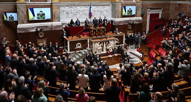 Le président ukrainien Volodymyr Zelensky s'est adressé aux parlementaires français...