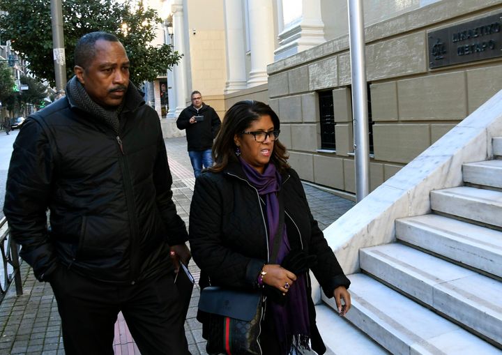 Οι γονείς του Μπάκαρι Χέντερσον φτάνουν στο δικαστικό μέγαρο της Πάτρας, τον Ιανουάριο του 2018 (Φωτογραφία αρχείου).