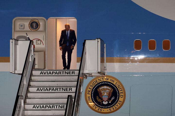 Ο πρόεδρος των ΗΠΑ Τζο Μπάιντεν κατεβαίνει από το Air Force One καθώς αυτό προσγειώθηκε στο στρατιωτικό αεροδρόμιο του Melsbroek στις Βρυξέλλες, Τετάρτη 23 Μαρτίου 2022. Οι δυτικοί ηγέτες φτάνουν στις Βρυξέλλες για τις συνόδους κορυφής της Πέμπτης που θα πραγματοποιηθούν στα κεντρικά γραφεία του ΝΑΤΟ και της ΕΕ, όπου θα επιδιώξουν να τονίσουν την ενότητα τους απέναντι στη ρωσική εισβολή στην Ουκρανία. (AP Photo/Olivier Matthys)