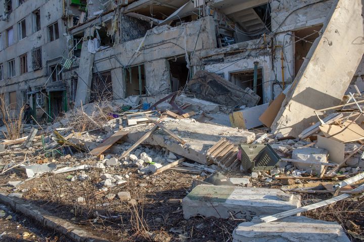 Φωτογραφία ενός κτιρίου κατοικιών, το οποίο υπέστη ζημιές ως αποτέλεσμα της έκρηξης ενός ρωσικού πυραύλου μάχης, στο Χάρκοβο της Ουκρανίας στις 23 Μαρτίου