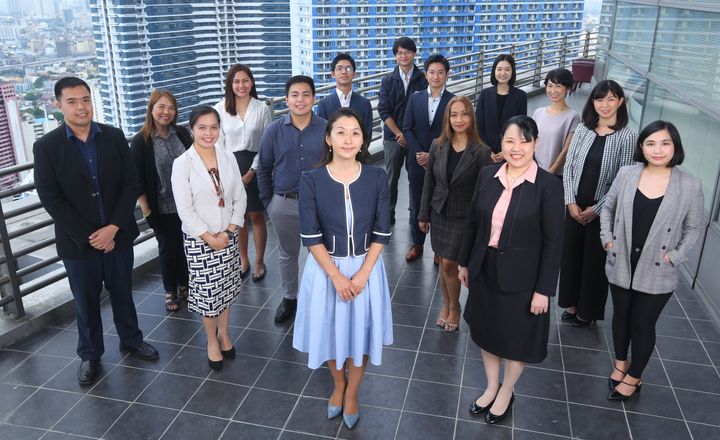 フィリピン事務所時代の川淵さん（写真中央）。現地職員「ナショナルスタッフ」にも女性が多かったことがうかがえる。