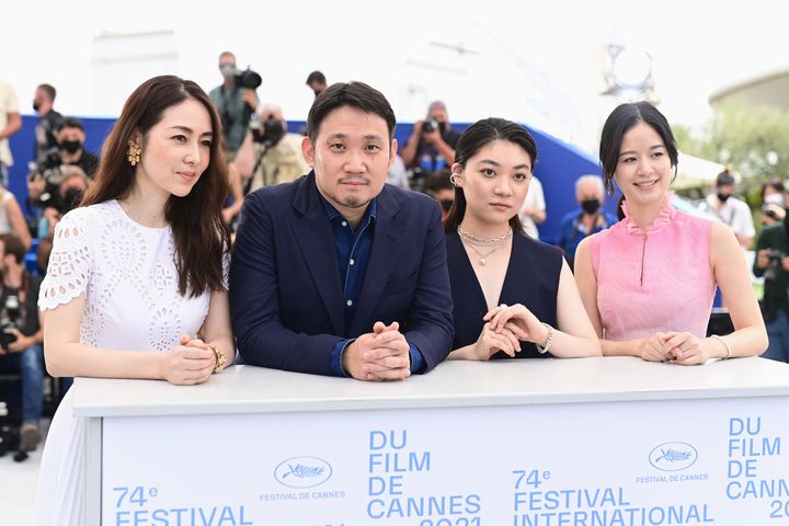フランスのカンヌ国際映画祭にも招かれた。左から霧島れいかさん、濱口竜介監督、三浦透子さん、ソニア・ユアンさん