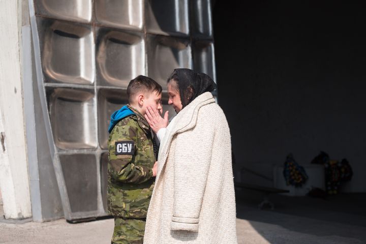 H Λιουντμίλα, που έχασε τον 42χρονο γιο της στον πόλεμο, παρηγορεί τον 11χρονο εγγονό της. Κίεβο, 23 Μαρτίου 2022