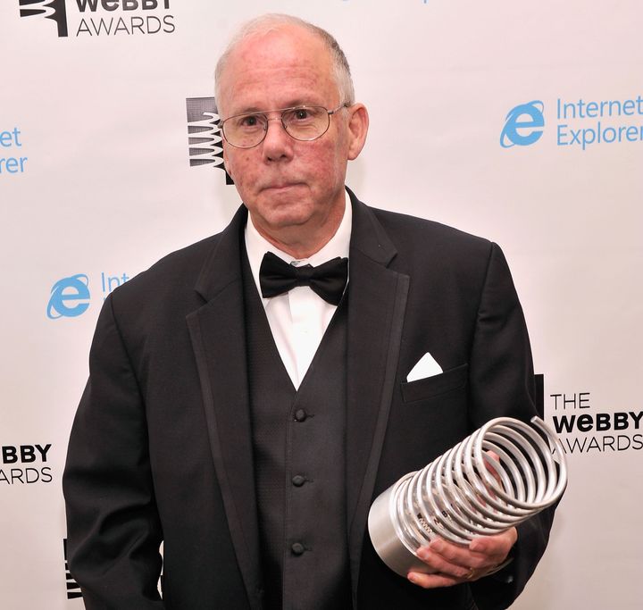Stephen Wilhite, inventor de los GIF, con su premio Webby.