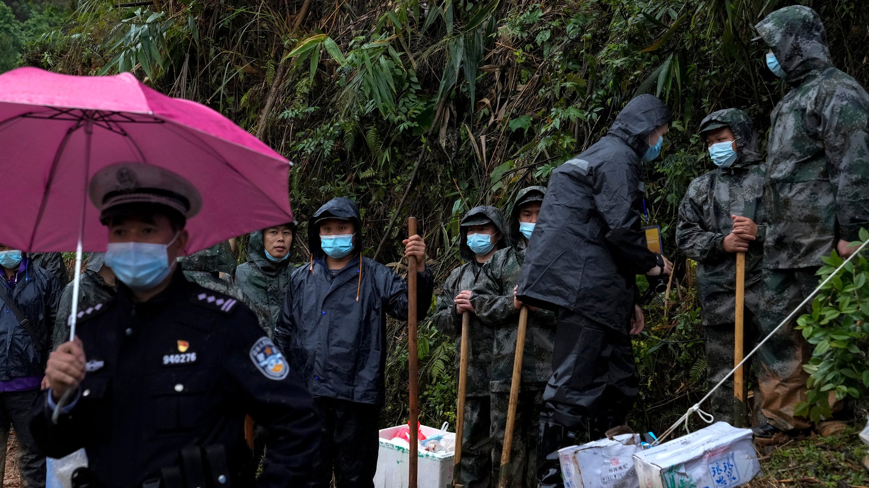 China Plane Crash: Searchers Find Wing, Engine Parts - Vimarsana News