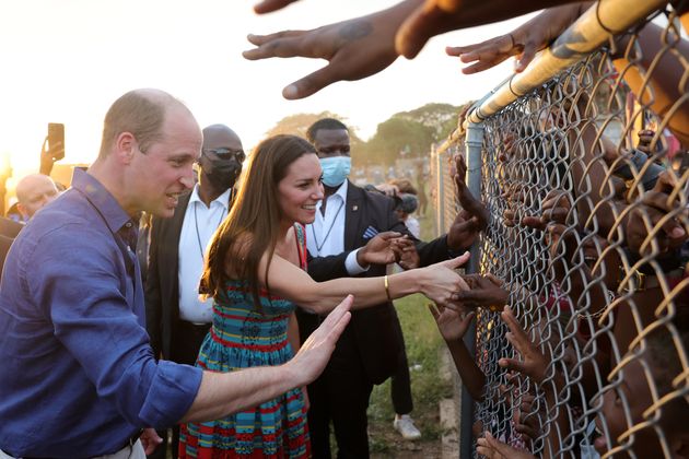 Mardi 22 mars, Kate Middleton et le prince William ont été photographiés dans le...