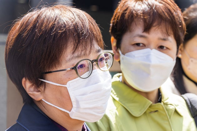 閉廷後、取材に応じる「結婚の自由をすべての人に」訴訟原告の鳩貝啓美さん(左)とパートナーの河智志乃さん=2022年3月24日撮影