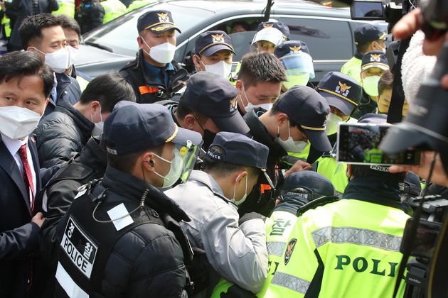 박근혜 전 대통령에게 소주병을 투척한 40대 남성이 경찰에
