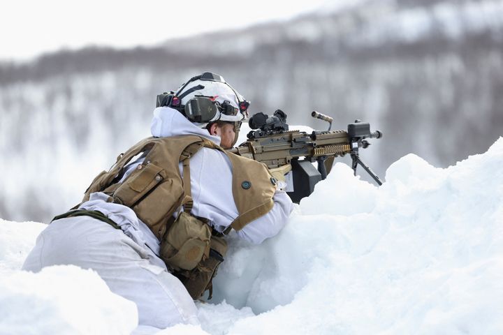 Στραριώτης των Νορβηγικών Ενόπλων Δυνάμεων συμμετέχει στην στρατιωτική άσκηση "Cold Response 2022", στο πλαίσιο της οποίας κινητοποιήθηκαν περίπυ 30.000 στρατιώτες από χώρες μέλη του ΝΑΤΟ καθώς και από την Φινλανδία και την Σουηδία, ενόψει της ρωσικής εισβολής στην Ουκρανία. 24 Μαρτίου 2022. REUTERS/Yves Herman