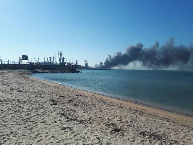 攻撃の後に煙が上がるウクライナ南部の港湾都市ベルジャンスク（2022年3月24日）