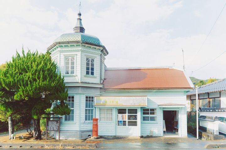 山口県の旧殿居郵便局。「JP CAST」サイト内の「エモい郵便局図鑑」シリーズでは、歴史あるレトロな郵便局を紹介している。