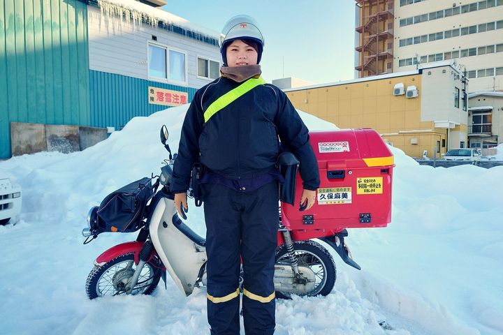 北海道・北見市で郵便配達を担う北見郵便局の久保麻美（くぼ・あさみ）さん。積雪や凍結により、細心の注意が必要な路面状況でも、安全に郵便物を届けるための努力を続けている。