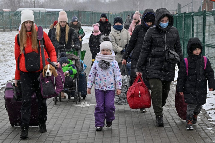 Mujeres y niños cruzan la frontera de Ucrania con Polonia, en Medyka, el 9 de marzo.