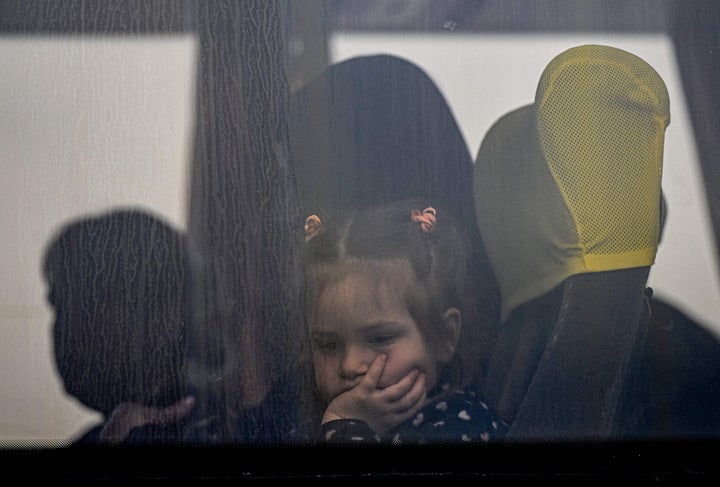 Una niña ucraniana mira por la ventanilla de un autobús, en la frontera rumano-ucraniana, en Isaccea (Rumanía), el 25 de marzo.