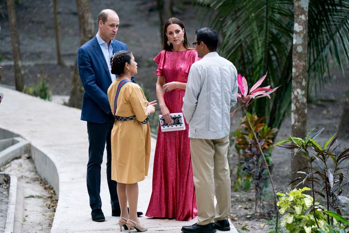 Le duc et la duchesse de Cambridge s'entretiennent avec la gouverneure générale du Belize Froyla Tzalam et son mari, Daniel Mendeza, lors d'une réception spéciale organisée par le gouverneur général pour célébrer le jubilé de platine de la reine le 21 mars à Cahal Pech, au Belize.