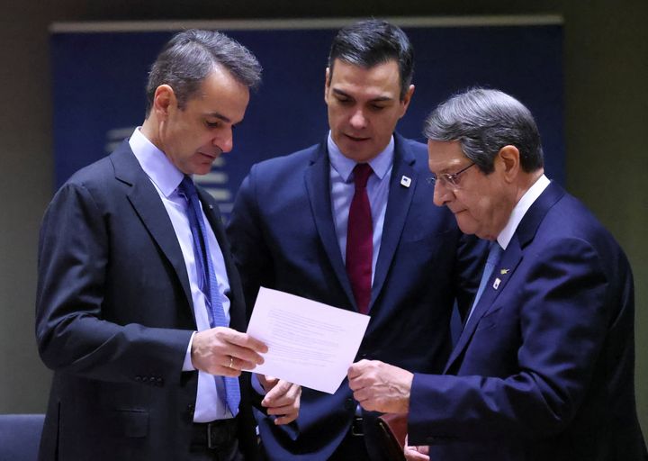 Ο Κυριάκος Μητσοτάκης συνομιλεί με τον πρωθυπουργό της Ισπανίας, Πέδρο Σάντσεζ και τον πρόεδρο της Κύπρου, Νίκο Αναστασιάδη κατά τη διάρκεια της συνόδου κορυφής των ηγετών της Ευρωπαϊκής Ένωσης. 