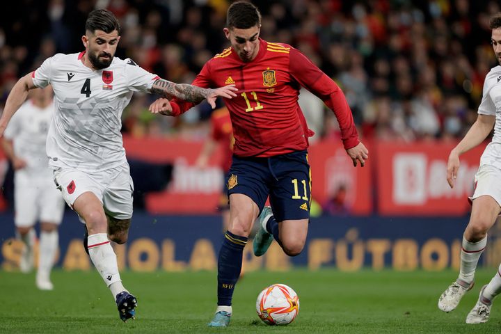 El autor del primer gol por España, Ferran Torres, pelea la pelota con Elseid Hysaj de la Selección de Albania.