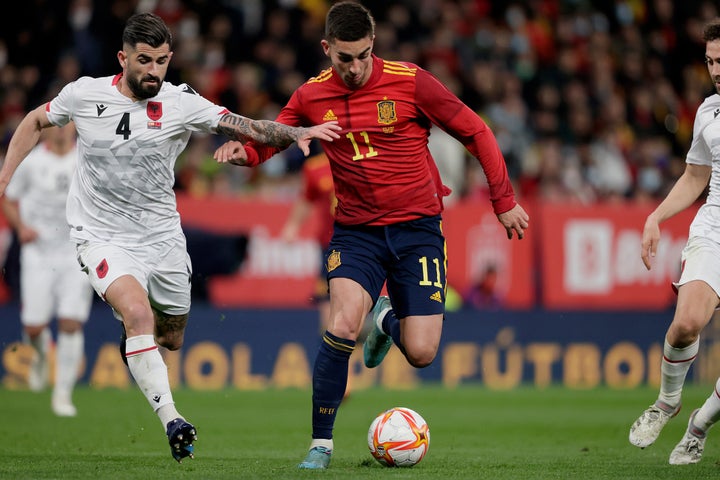 El autor del primer gol por España, Ferran Torres, pelea la pelota con Elseid Hysaj de la Selección de Albania.