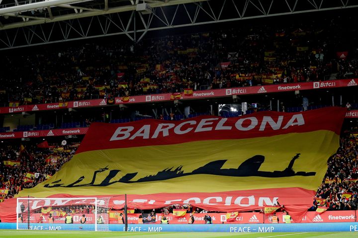 Bandera con la inscripción "Barcelona con la Selección" que se ha desplegado en la grada de animación en apoyo a la Roja
