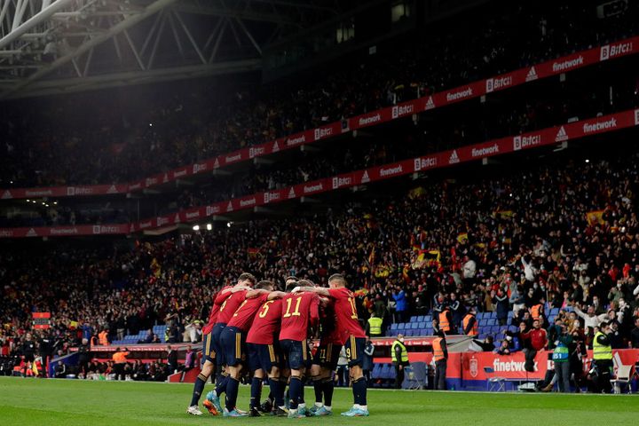 Los jugadores de La Roja celebran el triunfo ante Albania en Cornellá.