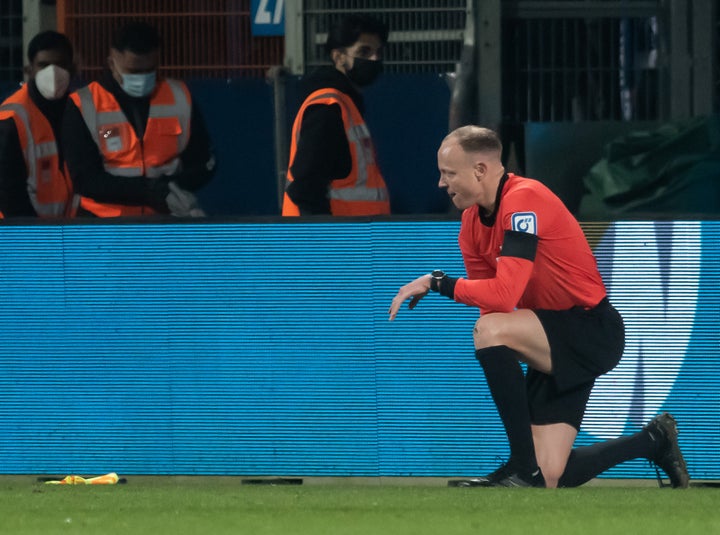 独サッカー 試合中に審判の頭部にカップが投げられ負傷 試合打ち切り 観客にもフェアプレーを と解説者 動画 ハフポスト World 独サッカー 試合中に審判の頭部にカップが投げられ負傷 試合打ち切り 観客にもフェアプレーを と解説者 動画 ハフポスト World