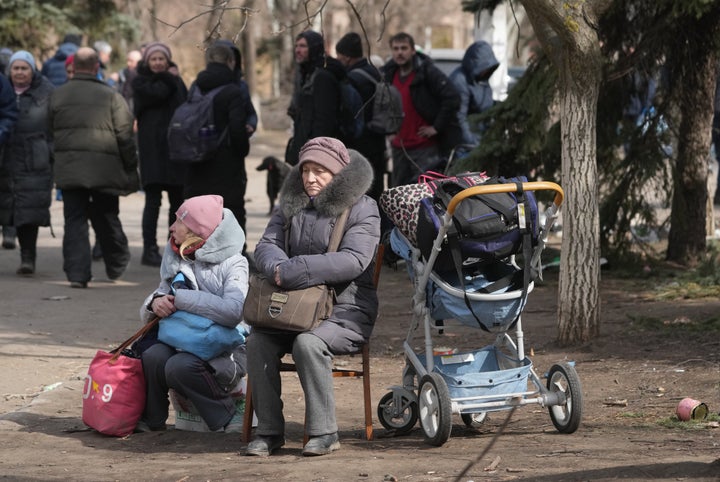 Άμαχοι εγκαταλείπουν την Μαριούπολη