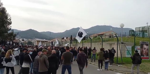 Rassemblement devant la caserne de CRS de Furiani en Corse en signe de protestation après une vidéo qui...