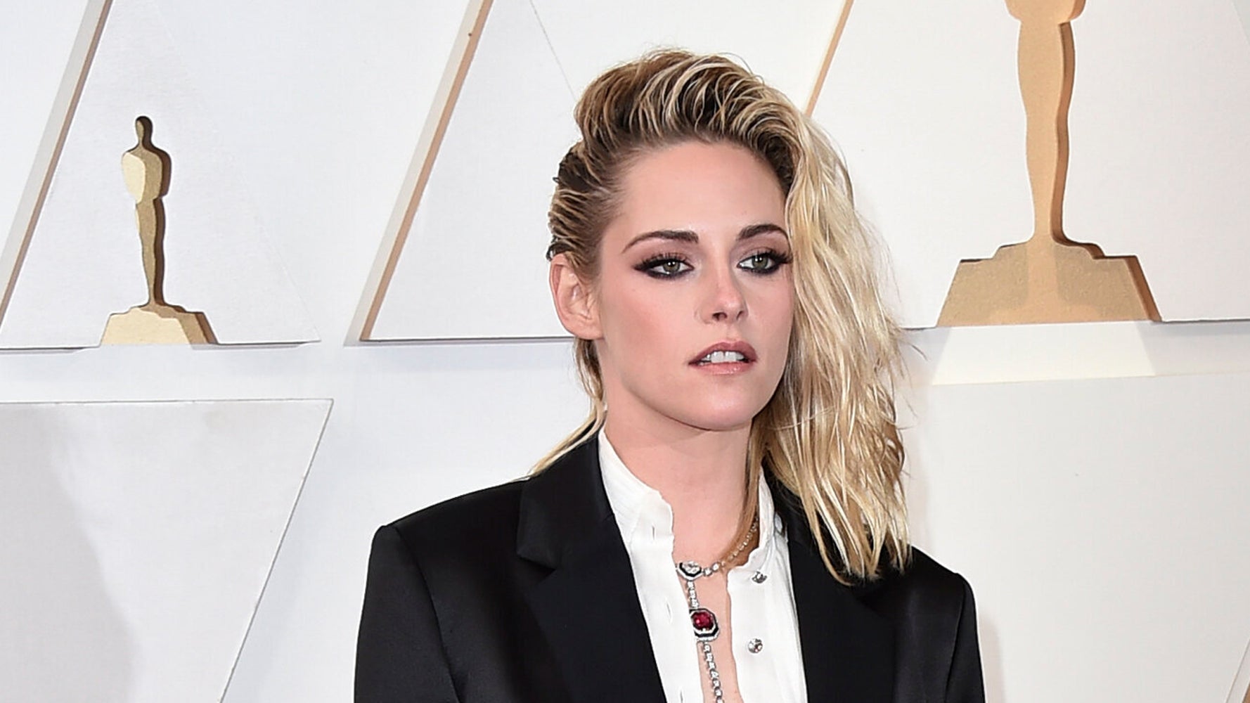 ¿Quién usa pantalones cortos? Kristen Stewart en la alfombra roja de los Oscar. ¿Quién usa pantalones cortos? Kristen Stewart en la alfombra roja de los Oscar.