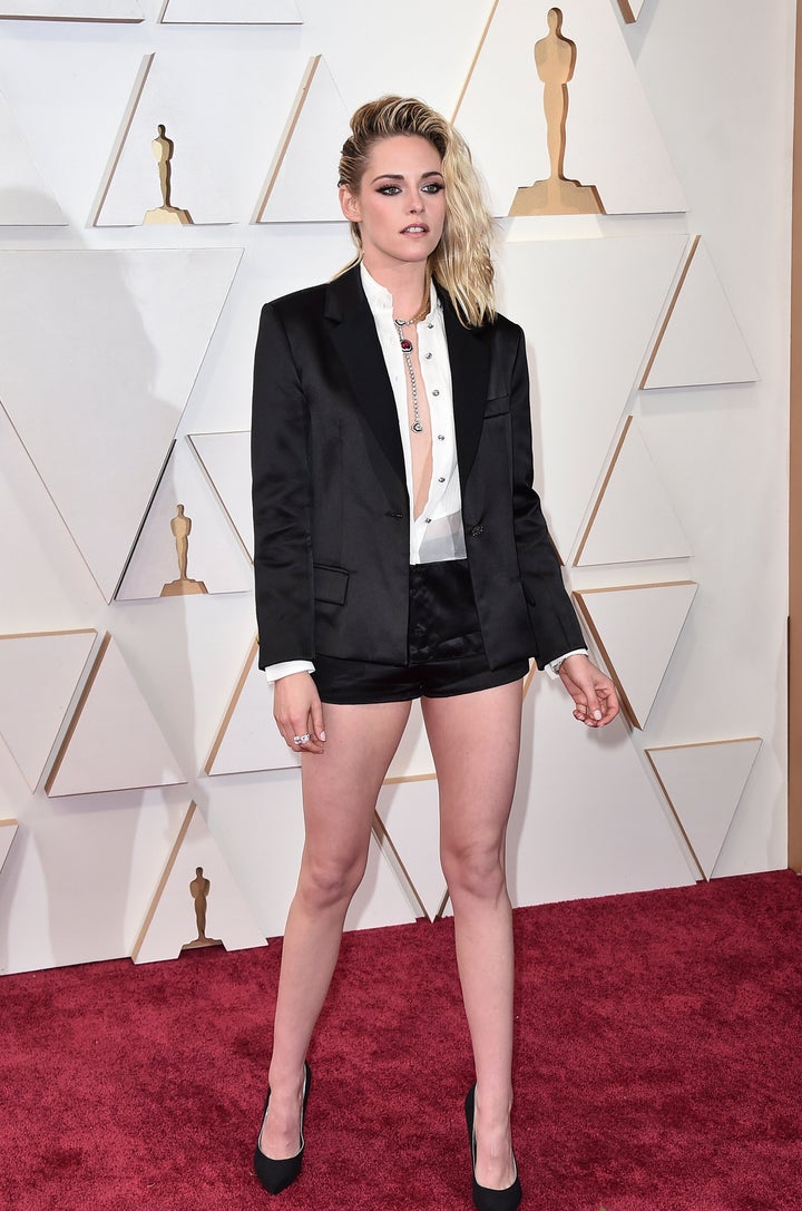 Stewart eligió un look audaz para la alfombra roja de los Oscar el domingo.