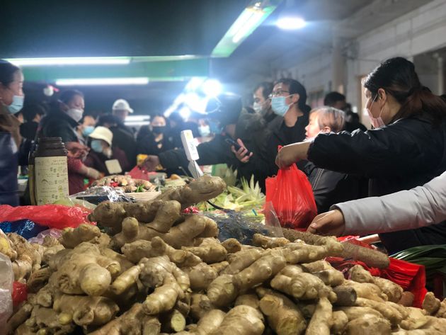 スーパーマーケットで物資を買い込む人々（上海市 3月27日）