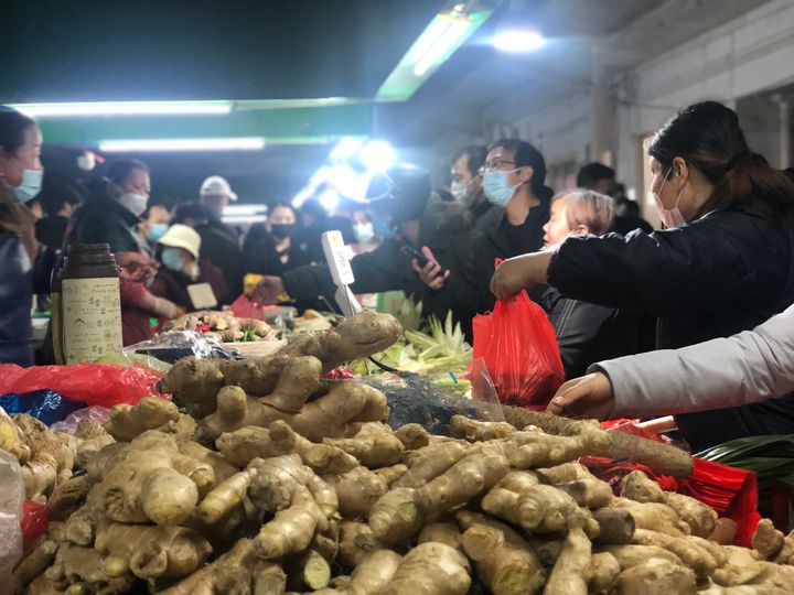 スーパーマーケットで物資を買い込む人々（上海市 3月27日）