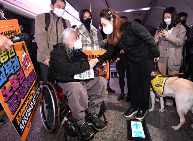 박경석 전국장애인차별철폐연대 대표(왼쪽)와 김예지 국민의힘 의원이 인사하고