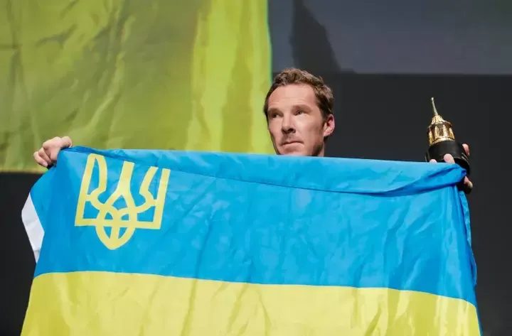 サンタバーバラ国際映画祭でウクライナの国旗を掲げたカンバーバッチ